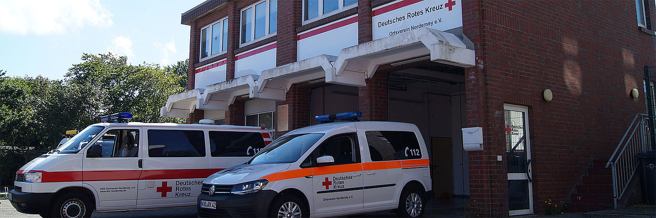 Einsatzfahrzeuge vor dem Dienstgebäude