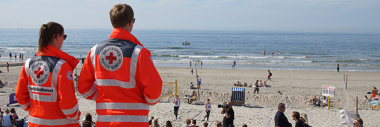 Zwei Sanitäter am Strand