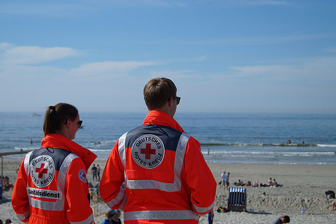 Zwei Sanitäter am Strand